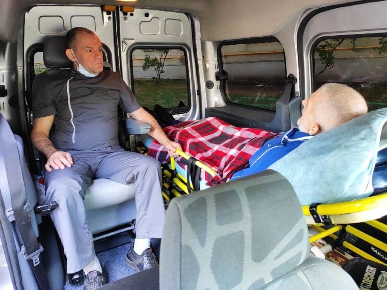 Перевозка лежачих больных из больницы домой - от кровати до кровати перевозка больных medsafe24